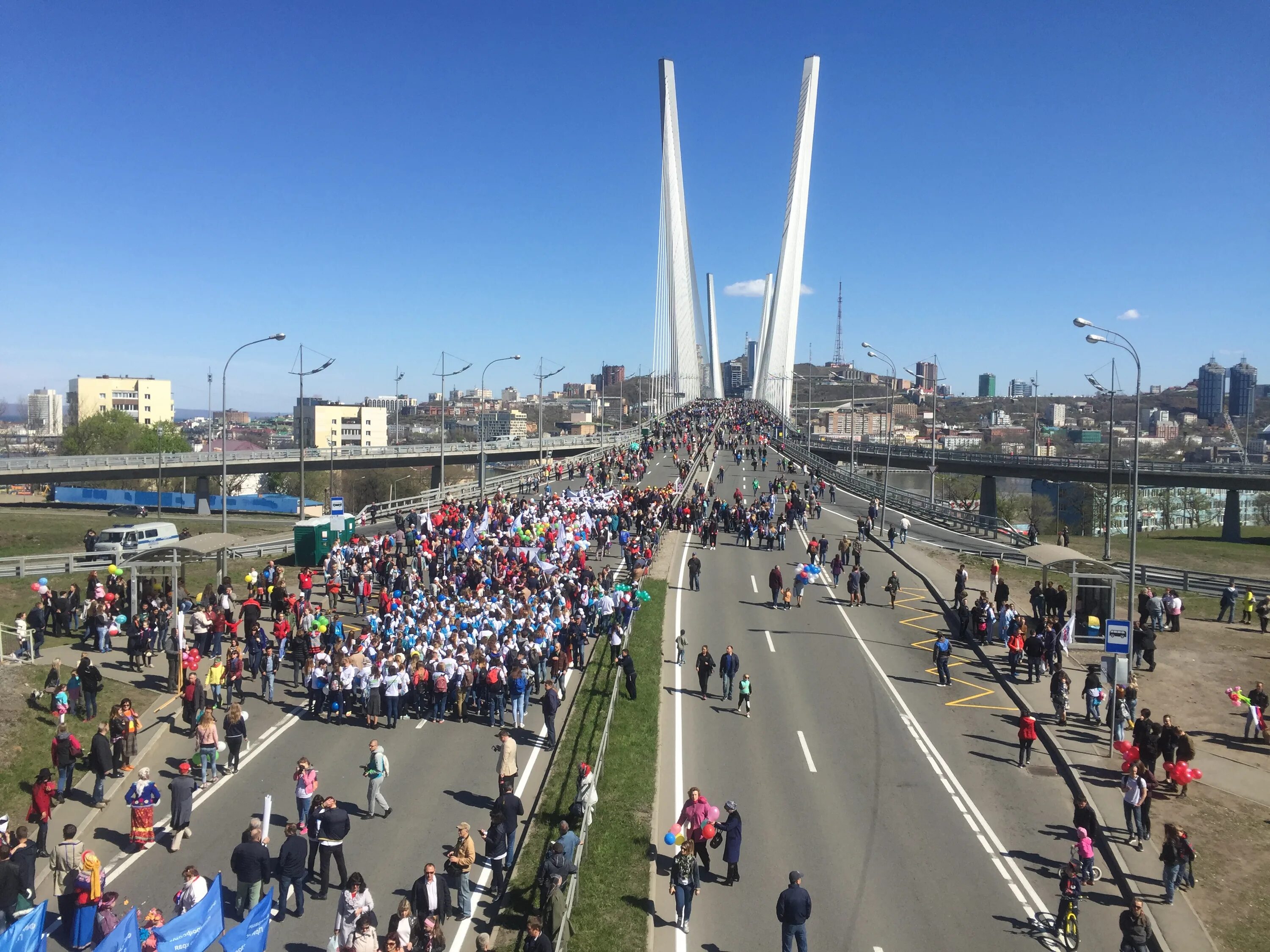 Россия владивосток эфир. Владивосток демонстрация. С днем города Владивосток. Золотой мост Владивосток. Владивосток май.