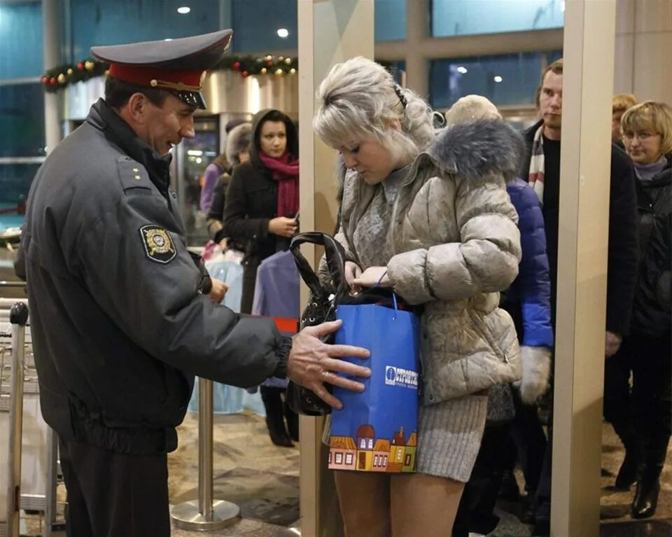 Досмотр женщины. Безопасность на вокзале. Досмотр полицией. Транспортная безопасность вокзал. Досмотр вещей.