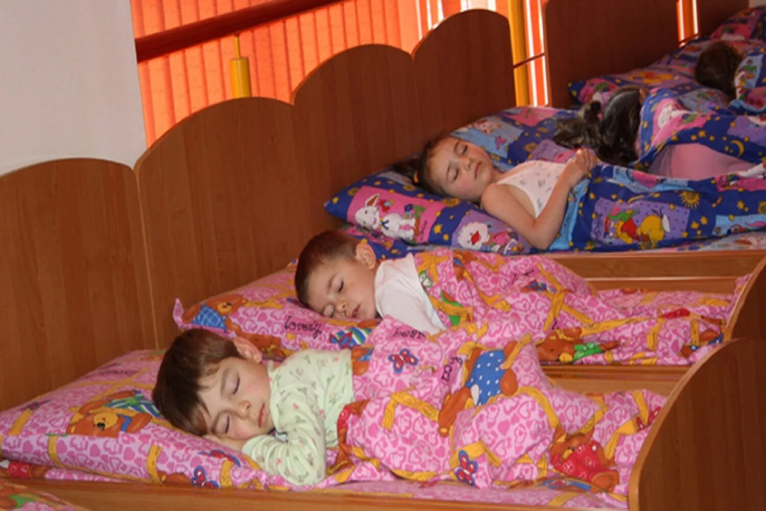 Дневной тихий час. Дети спят в детском саду. Сончас в детском саду. Детки спят в детском саду. Сон час в детском саду.