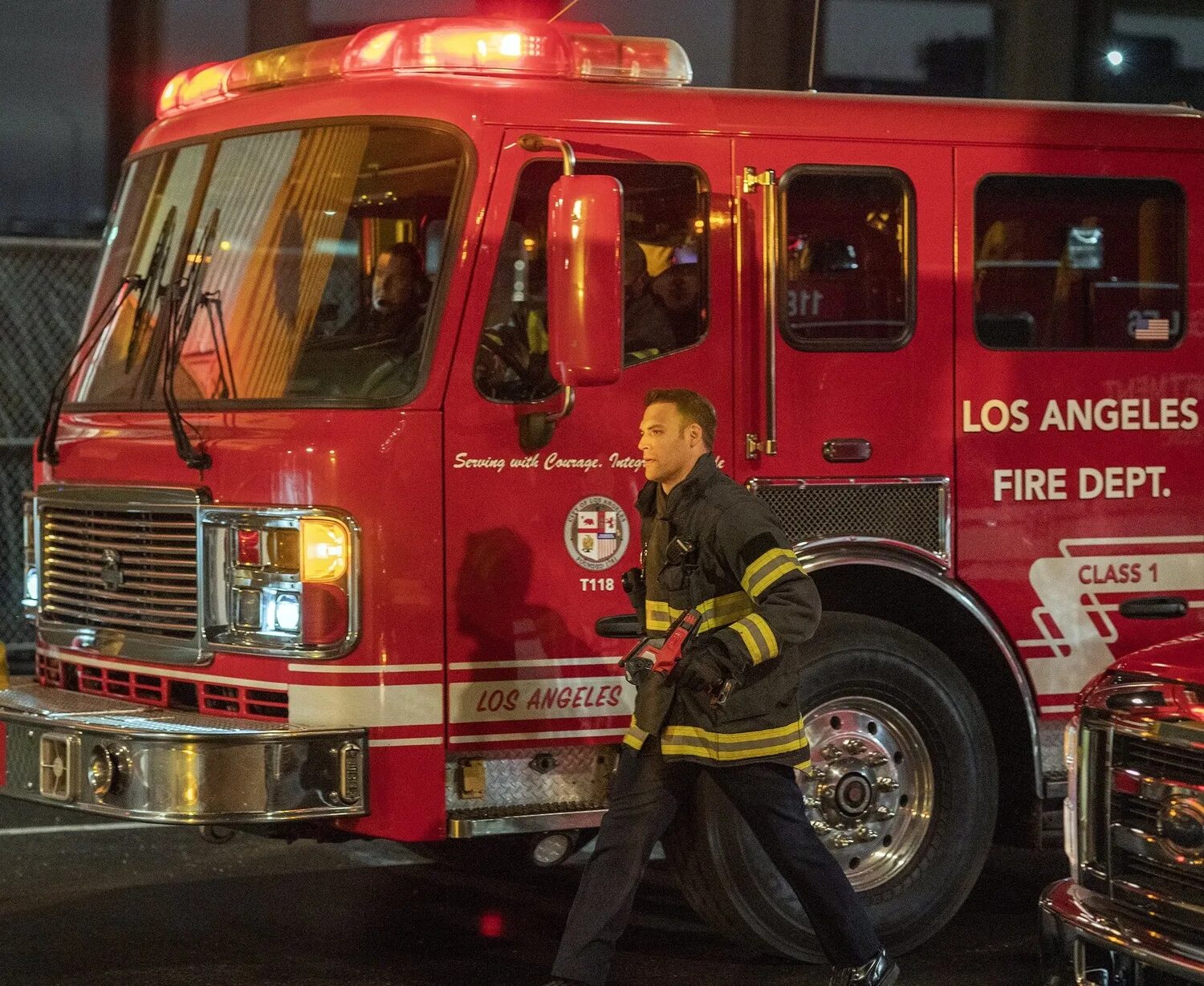 911 служба спасения сериал чарли. 911 служба спасения сериал бобби. 911 служба спасения лос анджелес 6 сезон. Фф служба спасения любви. 911 служба спасения эван бакли.