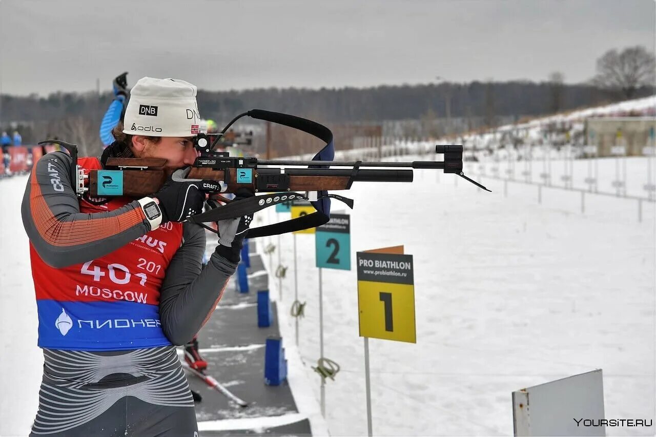 Биатлонное стрельбище. Трасса и стрельбище в биатлоне. Биатлонное стрельбище. Биатлон ханты-мансийск трассы. Красноярск биатлонный комплекс.