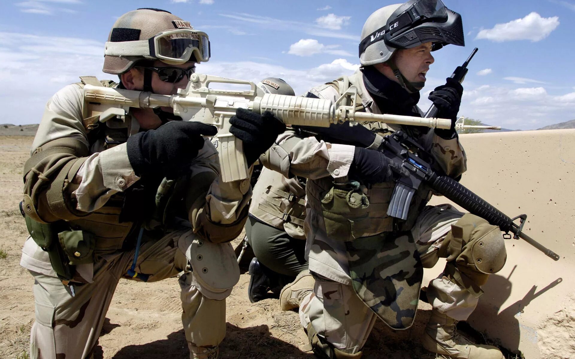 Военное д. Солдат НАТО экипировка. Снаряжение армии США. Армия США на рабочий стол. Добрые американские солдаты.
