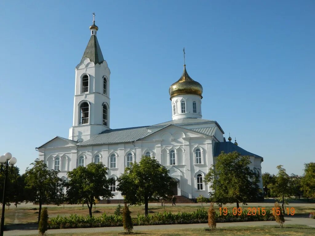 Белгородская область г алексеевский. Свято-Троицкий храм Алексеевка. Храмы Алексеевки Белгородской области. Храмы города Алексеевка Белгородской области.