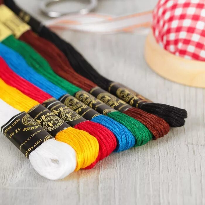 (4250). Цветные нитки мулине. Разноцветные нитки. Нитки мулине гамма. Нитки мулине разноцветные.