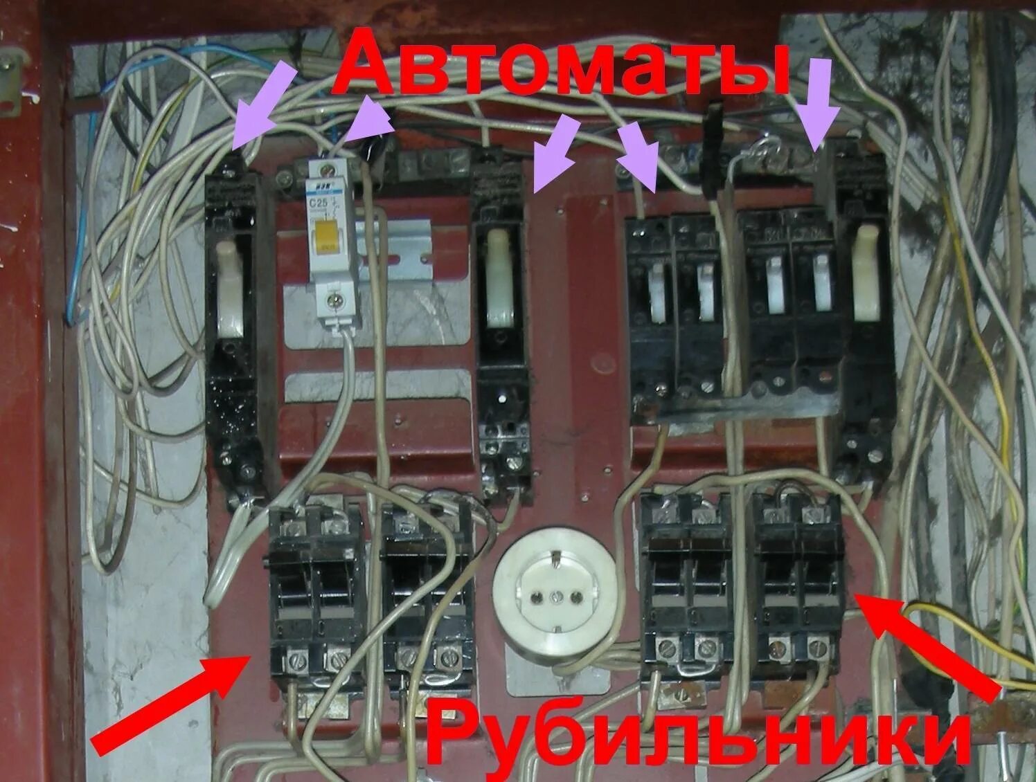 Рубильник в электрощитке в подъезде. Рубильник в щитке в подъезде. Щиток с рубильником электричество. Отключать электричество в электрощетке.