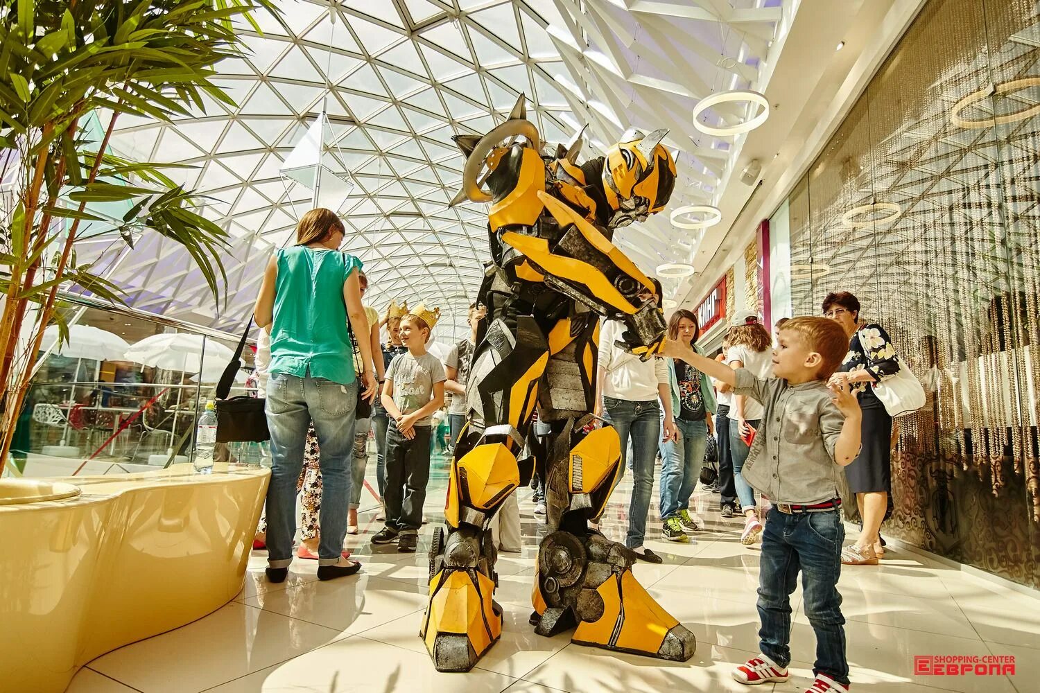 Планета роботов. Роботостанция на вднх. Выставка роботов веер. Выставка роботов веер. Роботы для развлечения.