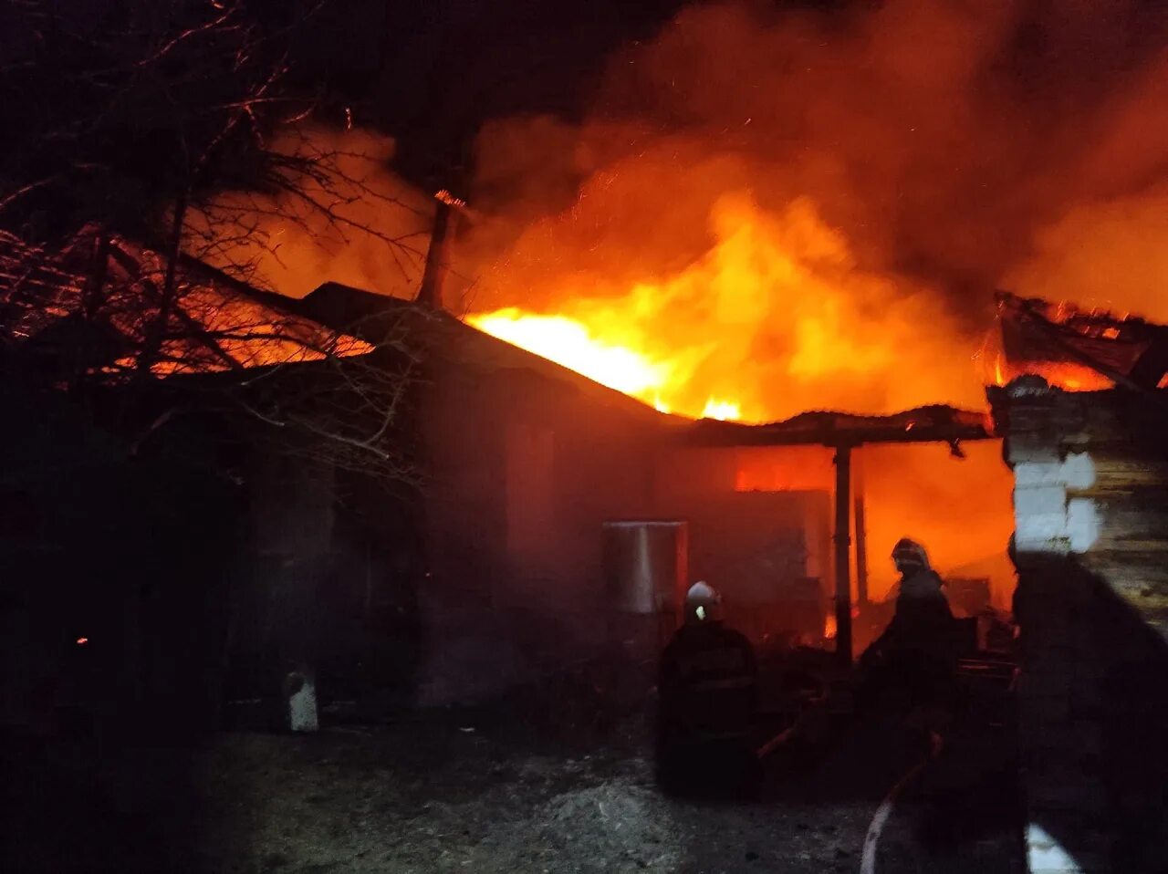 Пожар 26 апреля. Пожарные на пожаре. Лесные пожары. Пожар 26 апреля. Пожар в деревне.