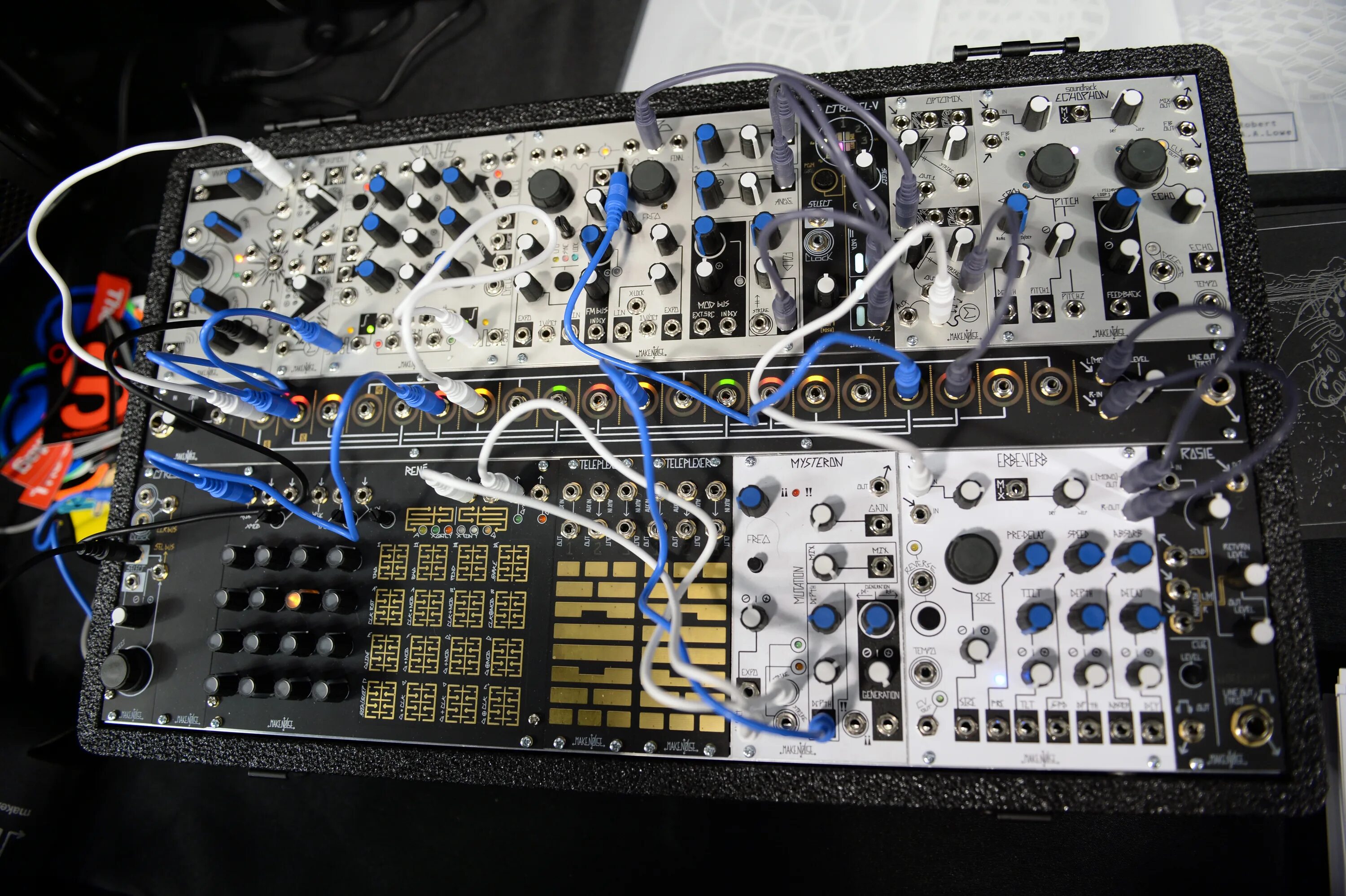 Modular system. Modular синтезатор. футуристический синтезатор. много синтезаторов. аналоговый синтезатор в компьютере.