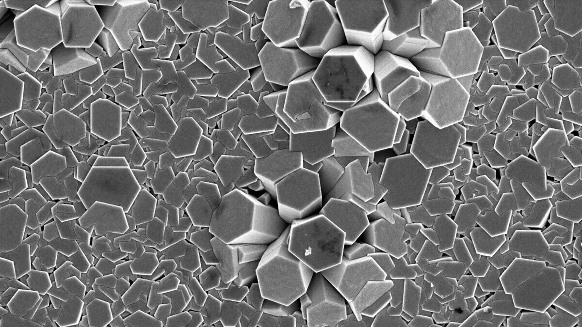Кристалл графена электронный микроскоп. Структура металла под микроскопом. Сталь под электронным микроскопом. Поверхность металла под микроскопом.