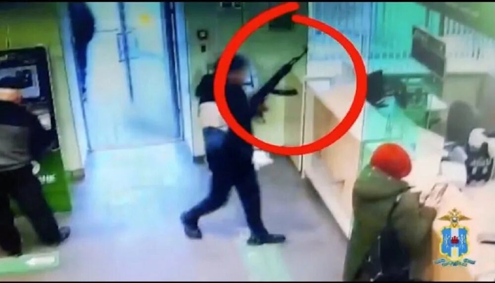 Арест против. Мальчик ограбил банк. Террористы врываются в здание фото.