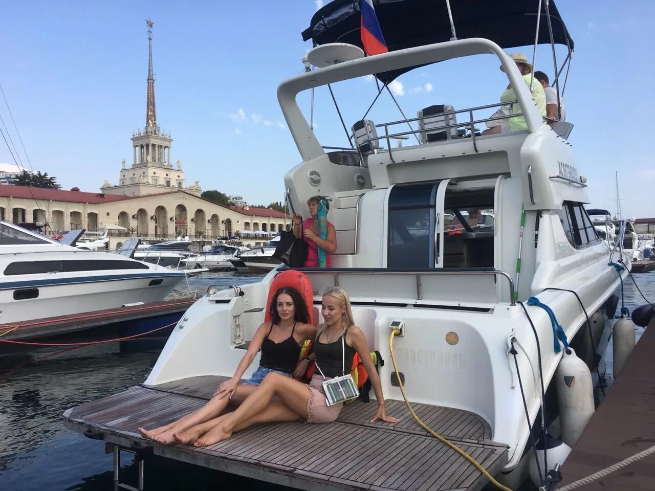 На морскую прогулку на катерах