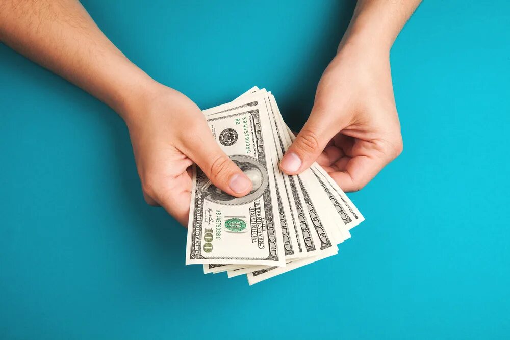 Работник с деньгами. Карманные деньги. Передает деньги. Человек передает деньги. Инвесторы.