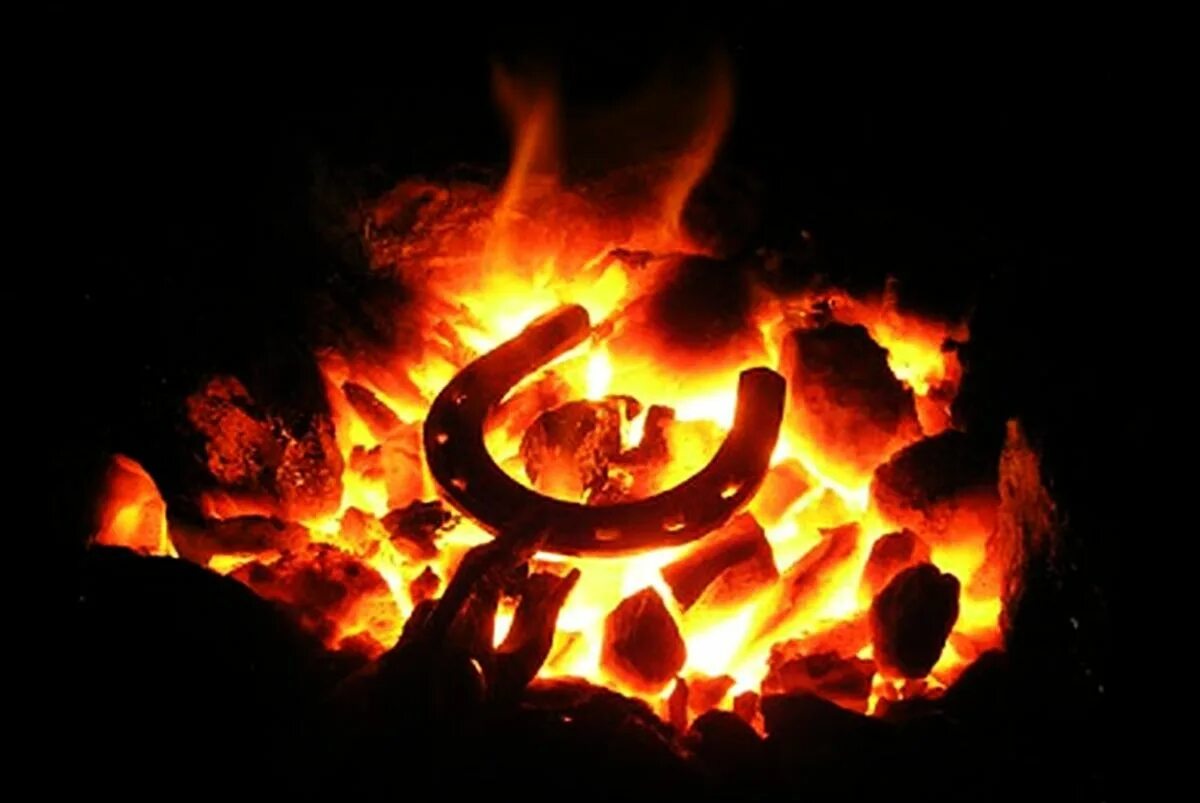 Пламя горна. Огонь из металла. Абстракция огня из металла. Пламя металлов. Очаги из металла для огня.