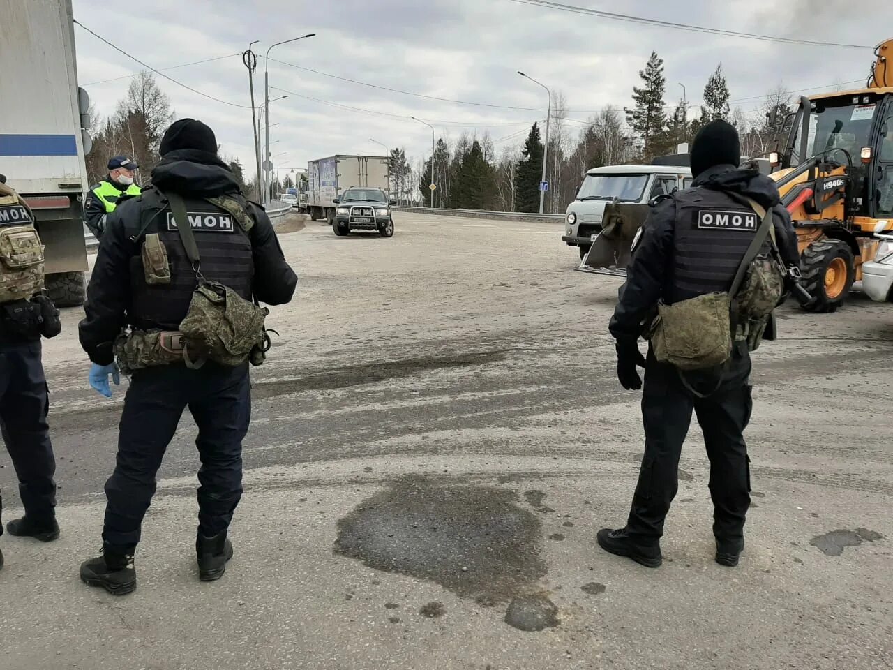 Проверка омона. ОМОН патрулирует. ОМОН на дороге. ОМОН патруль. Патрульные ОМОН.