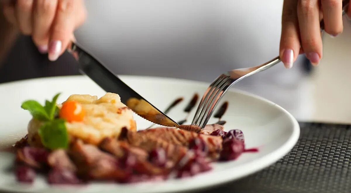 Как правильно кусочек или кусочек. Еда с вилкой и ножом. Еда в ресторане. Тарелка с едой в руках. Кушать вилкой и ножом.