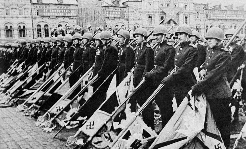 Первые парады победы. Парад Победы 24 июня 1945 года. Парад Победы 1945 Знамёна к мавзолею. Фашистская Россия. Российские нацисты.