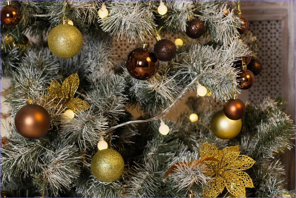 Золотые шарики на елку. Новогодняя елка сочетание цветов. Новогодний игрушки для украшения ёлки. Елка с коричневыми шарами и золотыми. Елки украшенные шарами