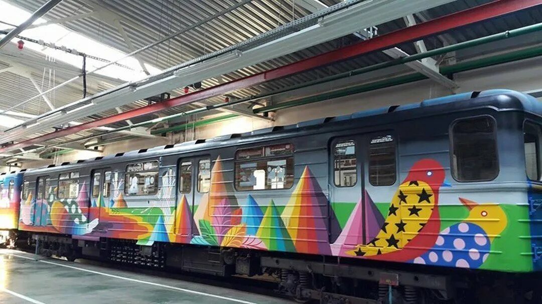 Радужное метро. Разрисованные вагоны метро. раскрашенный вагон метро. метро киева поезда. радужный поезд метро.