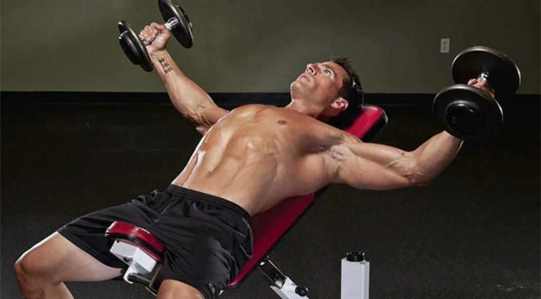 Разводка с гантелями на горизонтальной скамье. Разводка гантелей лежа. Разводка гантелей лежа. Разводка гантелей в стороны лежа на горизонтальной скамье. Разводка гантелей лежа на горизонтальной скамье.