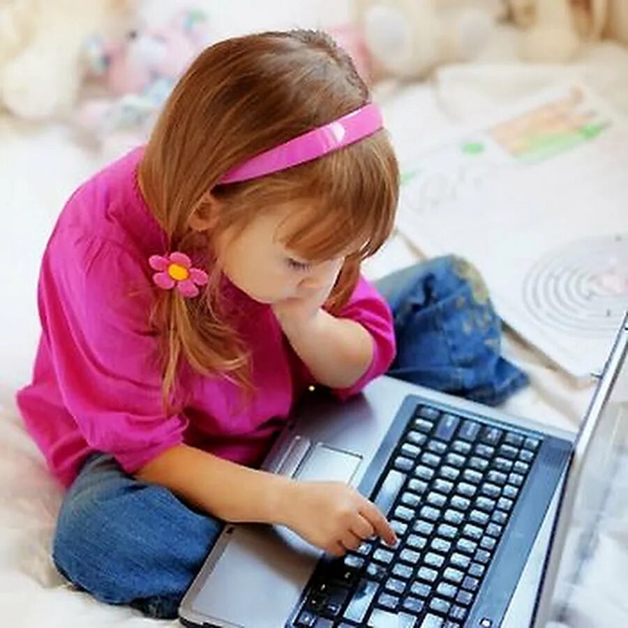 Компьютер для детей. Ребенок за компьютером. Дошкольник и компьютер. Маленький ребенок за компьютером.