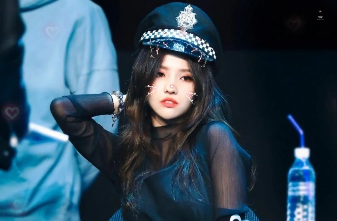 Song yuqi. Чбтрахер шухуа. Соён g idle. Юци в черном. Шухуа g idle.