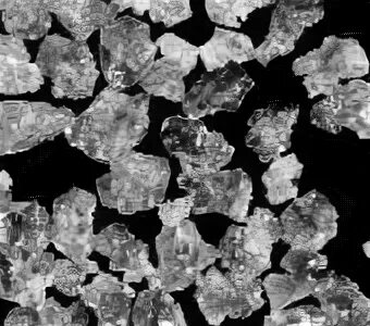 зерно алмаза. желтый острый кристалл. кремнистые плёнки на зёрнах алмазов. алмазные зерна. алмазные зерна.