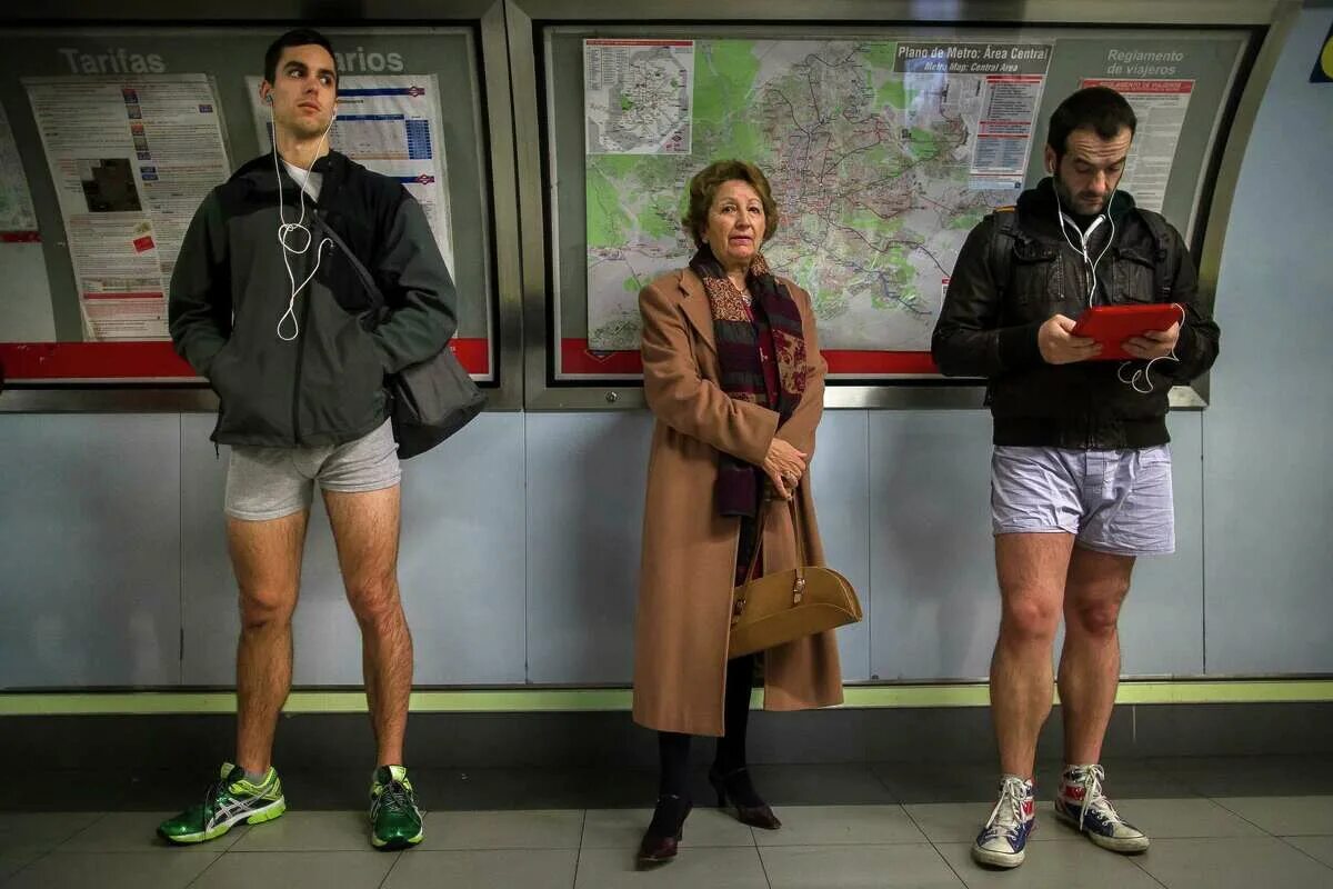 Нью йорк метро без штанов. В метро без штанов 2024. No pants subway ride москва. Девушка без штанов. Жена без штанов.