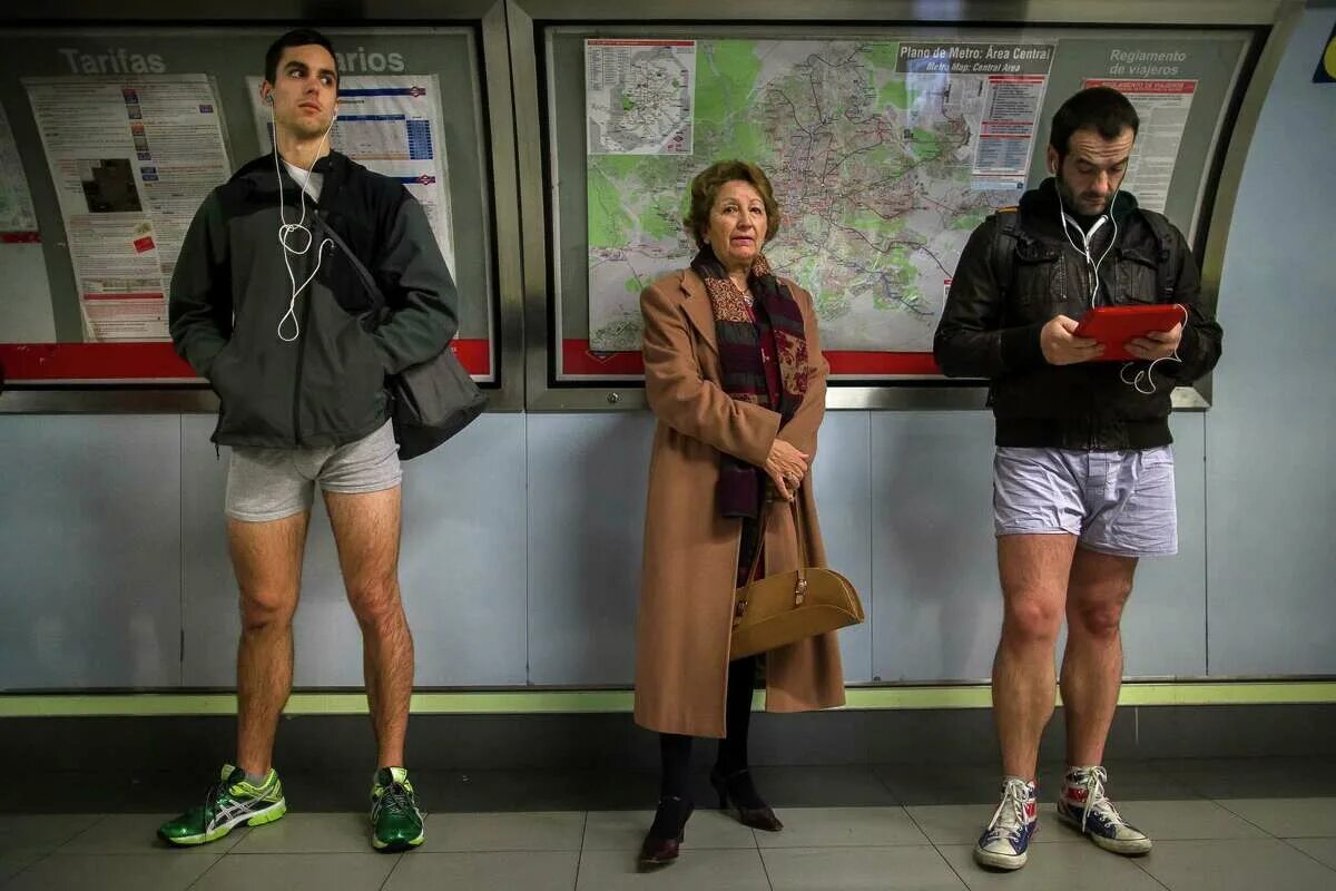 No Pants Subway Ride 2014. Джон Туртурро без штанов в трансформерах. В метро без штанов.