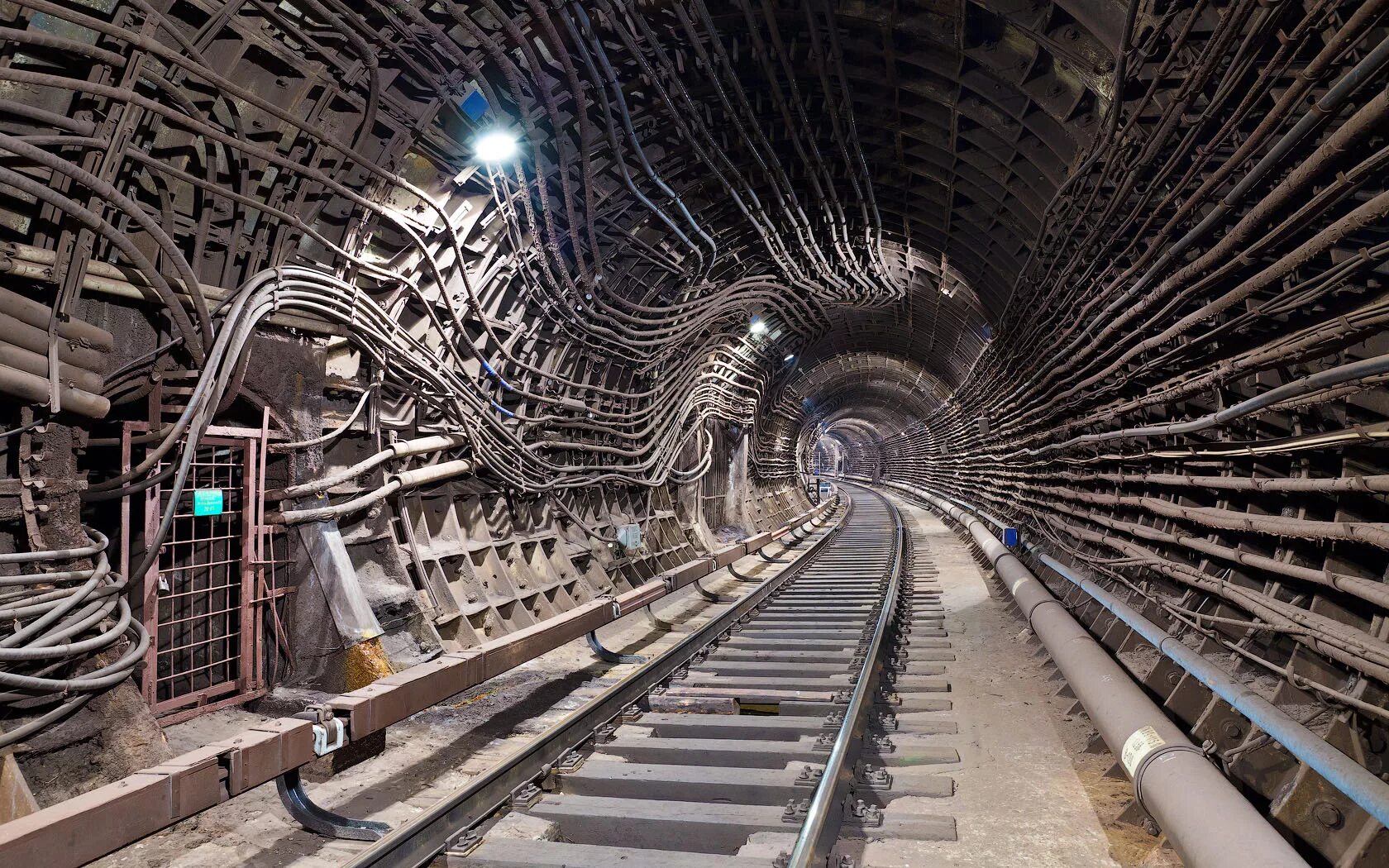 Кабельный коллектор метрополитена. Кабели в тоннеле метро. Кабель в метрополитене. Подземные кабельные линии. Подземная кабельная связь