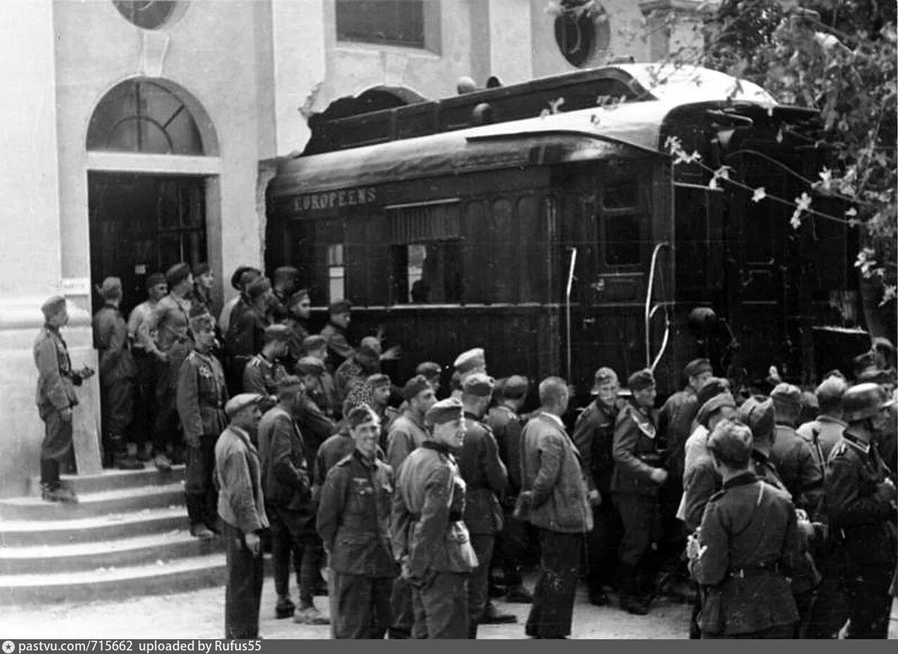 Капитуляция франции во второй. Компьенское перемирие 1940 вагон. Вагон капитуляции Франции 1940. Компьенский вагон Гитлер. Компьенское перемирие 1918 вагон.