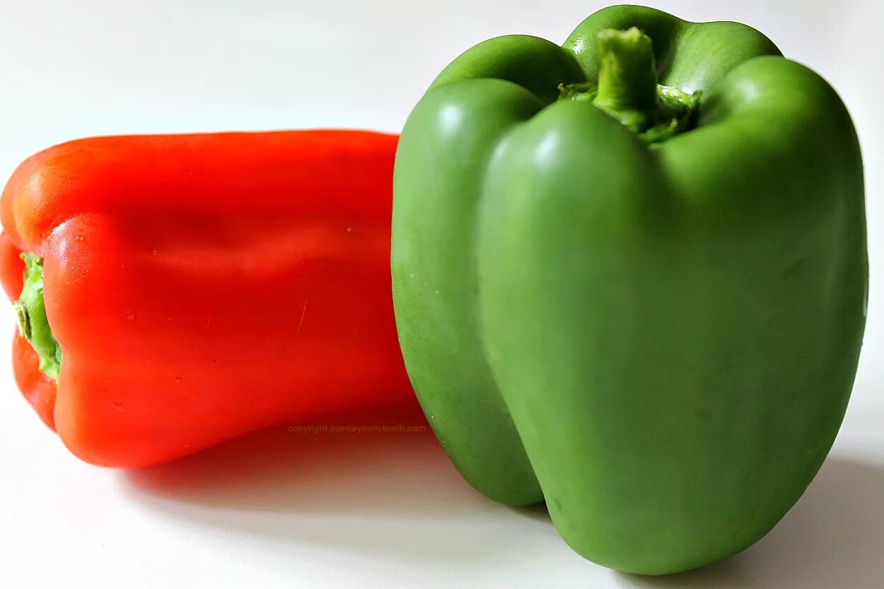 Much pepper. Белл Пеппер. Green Red Peppers. Green and Red Bell Pepper. Hot Red and Green Pepper.