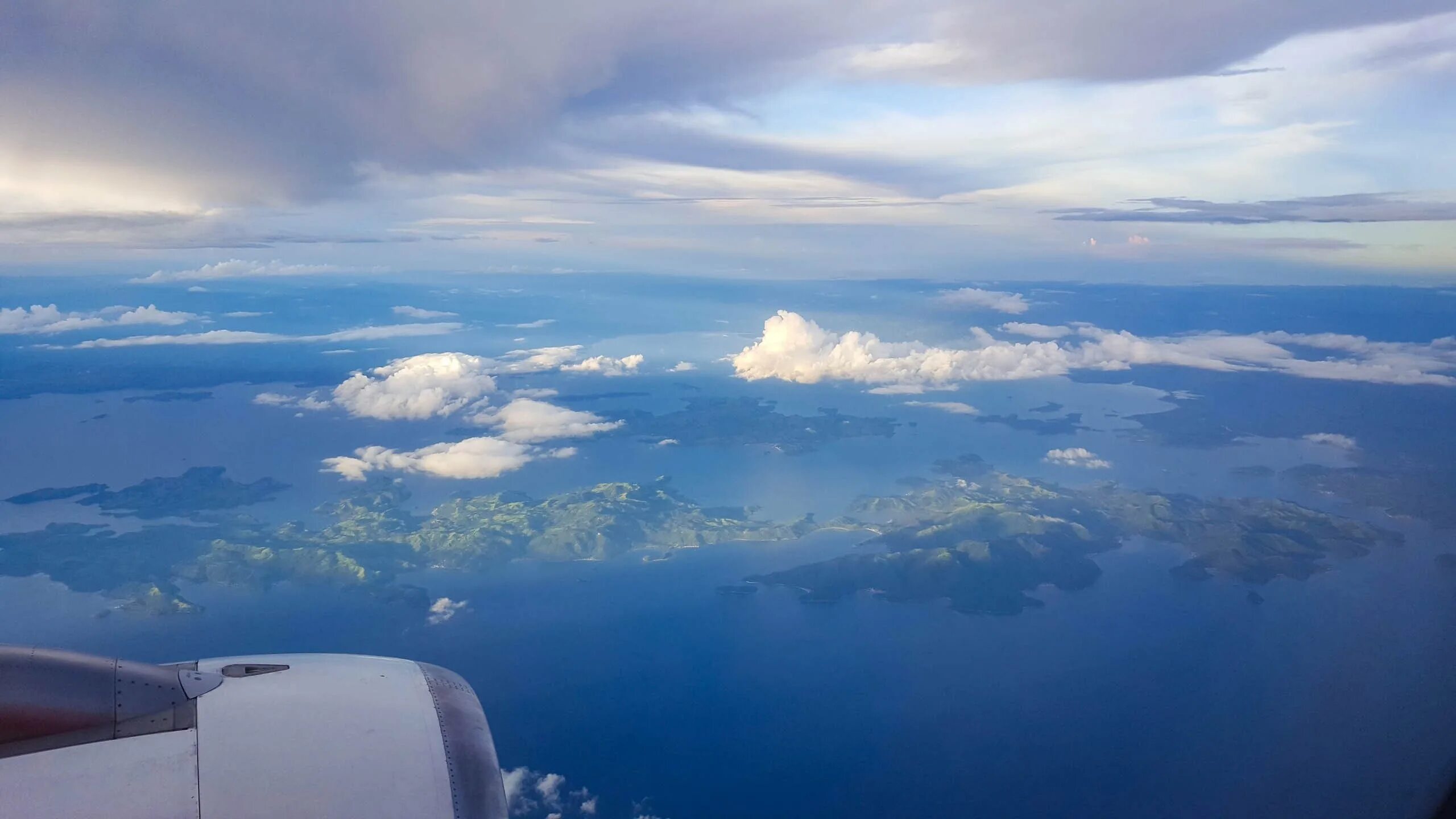 Самолет через тихий океан. Вид из самолета. Вид с самолета на облака. Океан из самолета. Красивый вид из самолета.