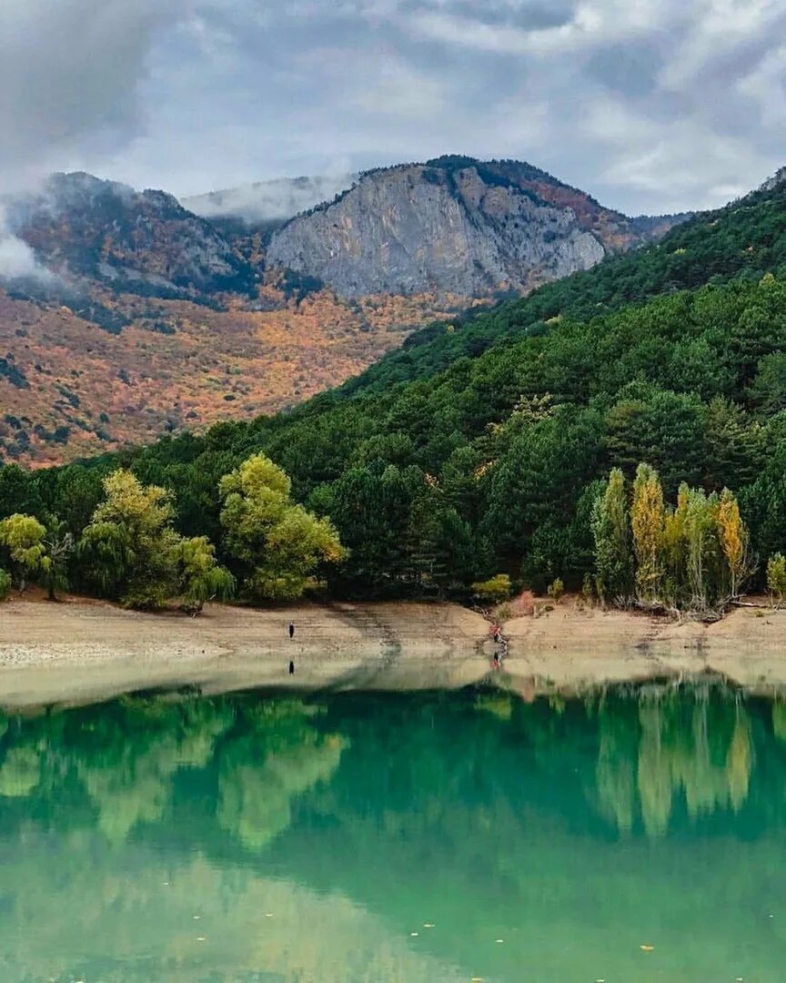 бирюзовое озеро. голубое озеро запрудное алушта. где в крыму озера. озеро юбилейное крым. голубое озеро запрудное алушта.