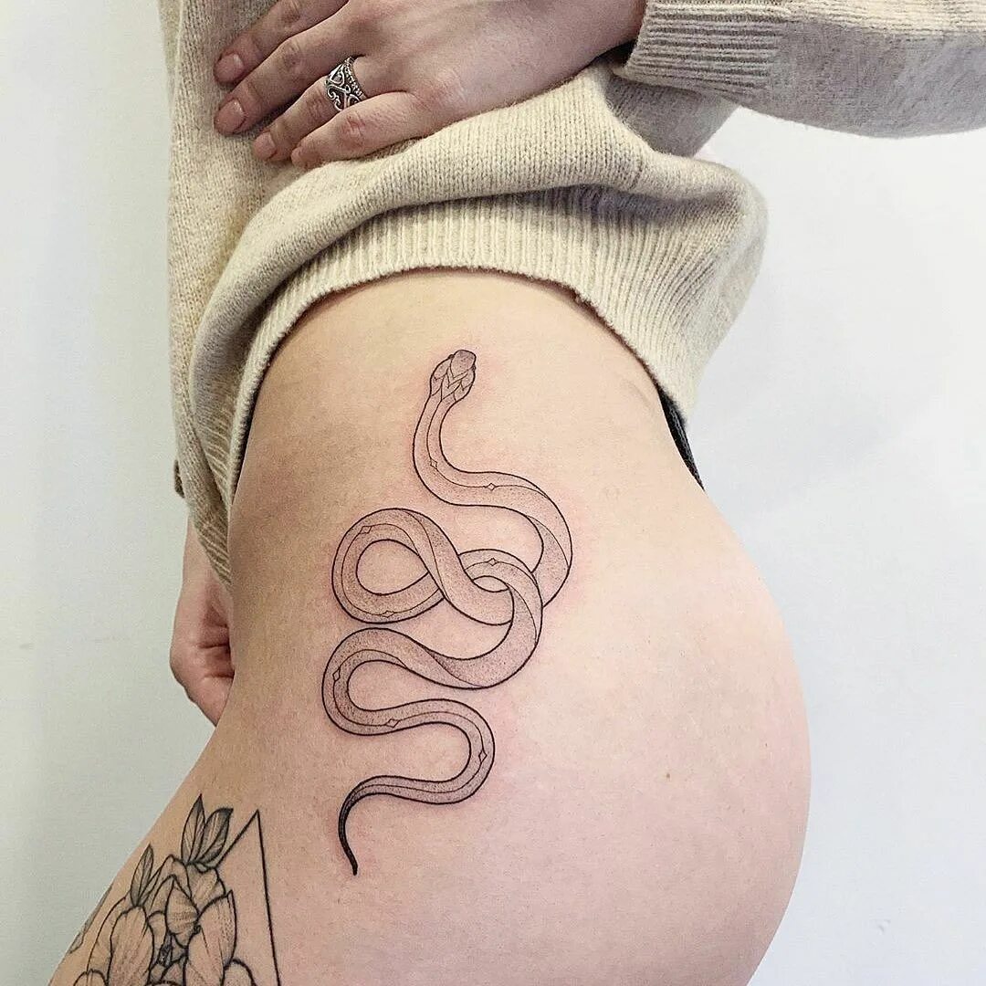 Тату змея на ребрах. Тату змея на ноге. Тату змея на бедре для девушек. Тату змеи для девушек. Тату змеи на бедре.