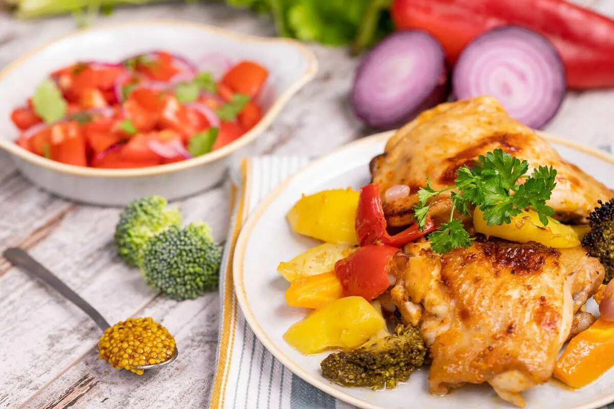 второе из курицы с гарниром. окорочка с гарниром. второе из курицы с гарниром. гарнир к курице. вторые блюда.