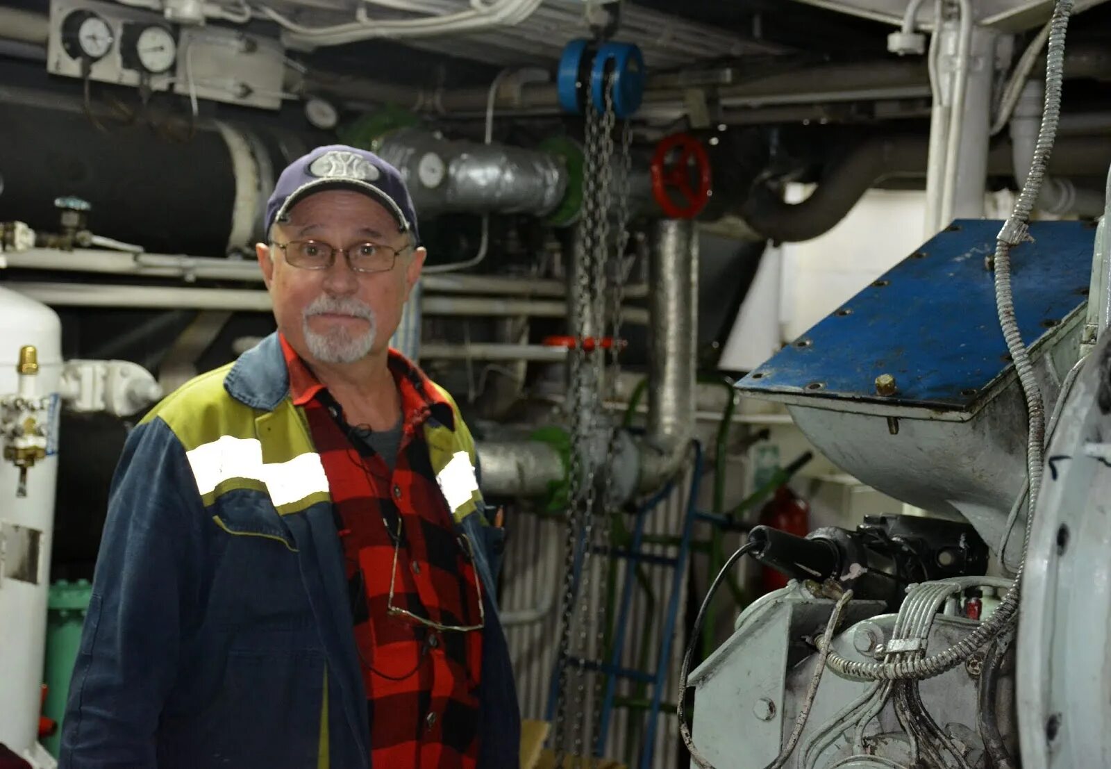 Автотехцентр красноярск. Моторист киа оптима моторист. Автосервис двигатель. Слесарь по ремонту двс. Моторист красноярск.