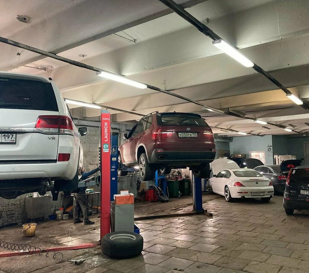 Автомастерская. Автомастерская. , 28с1. Машина в автосервисе. Какие автосервисы работают.