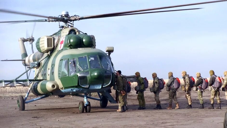 Вертолет десантников. Вертолет ВДВ. Вертолет ВДВ ми. Медицинские отряды ВДВ вертолеты. Узбекская вертолёт ная десантников.