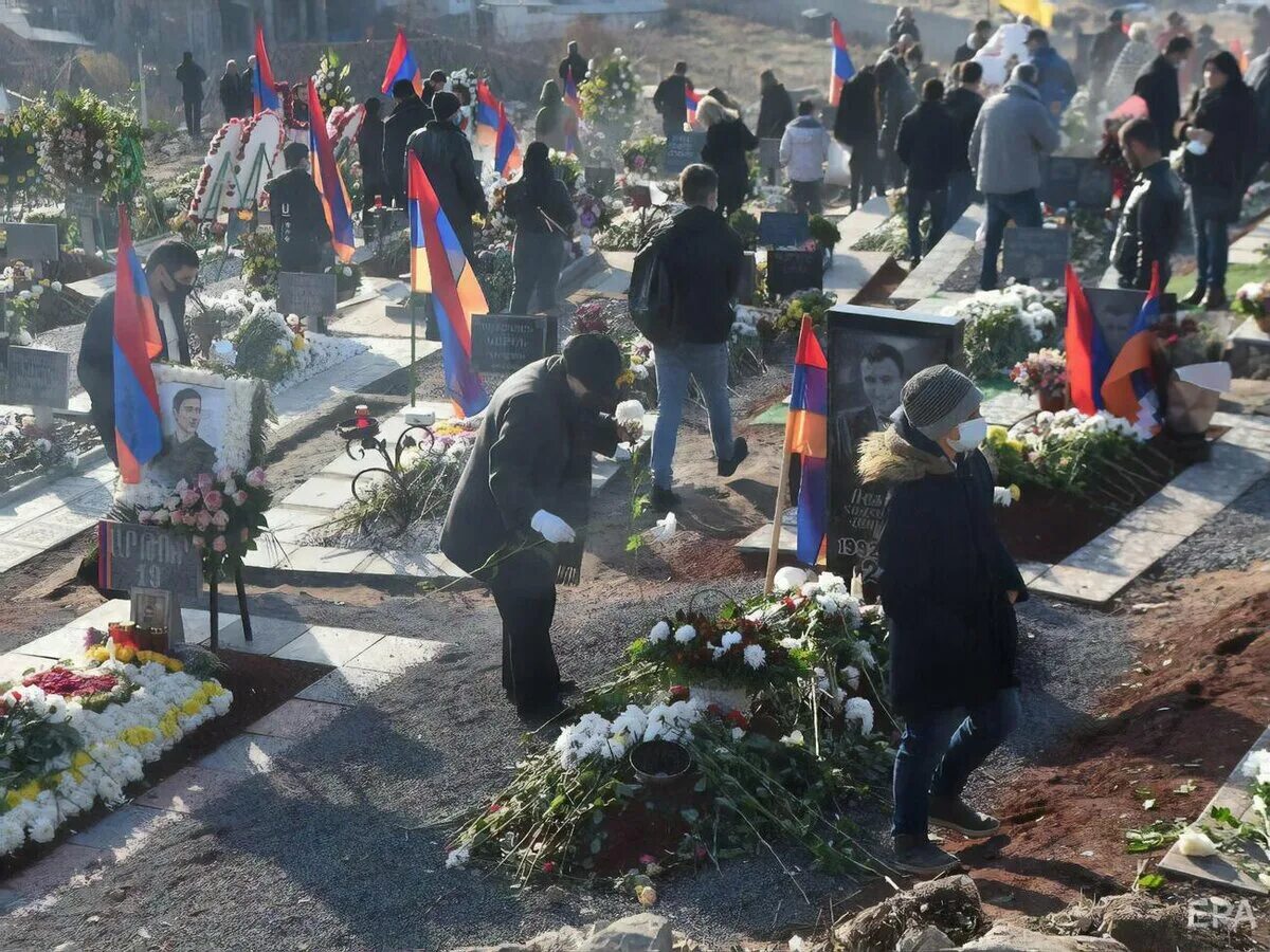 Армения умирает. Ераблур похороны Армения 2020. Ераблур Армения 2020. Кладбище Ераблур Армения Ереван.