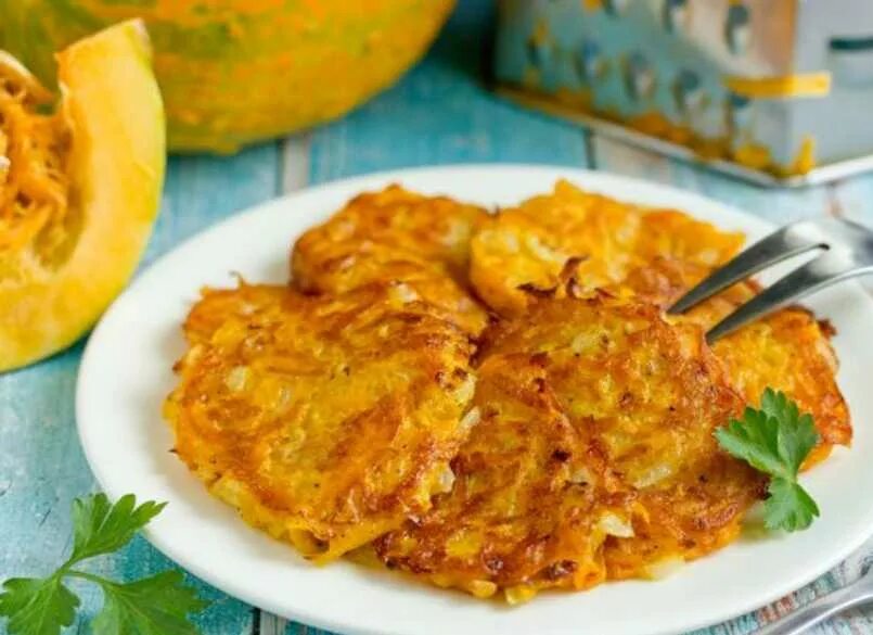 Тыквенные драники. Драники из тыквы. Драники из тыквы и кабачка. Драники картофельно тыквенные. Тыквенные драники.