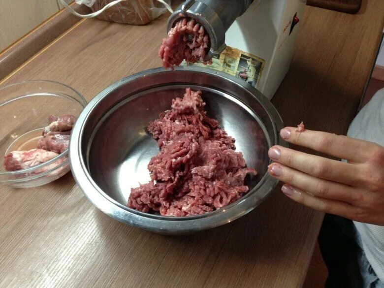 Мясо пропускаем через мясорубку. Говядину пропускают через мясорубку. мясорубка для измельчения мяса.