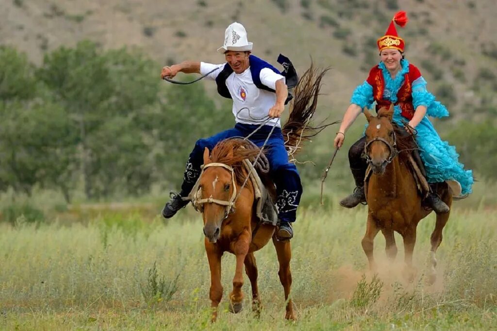 Близ кий киргиз кий. Кыргызская Национальная игра кыз куумай. Кыргыз на лошади. Киргизия лошади. Киргизы на конях.