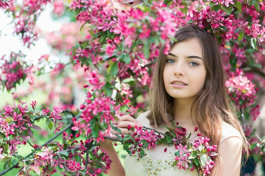 Фотосессия в цветущих садах. Девушка в цветущем саду. Девушка с сиренью. Фотосессия в цветущих садах. Фотосессия в цветущих деревьях.