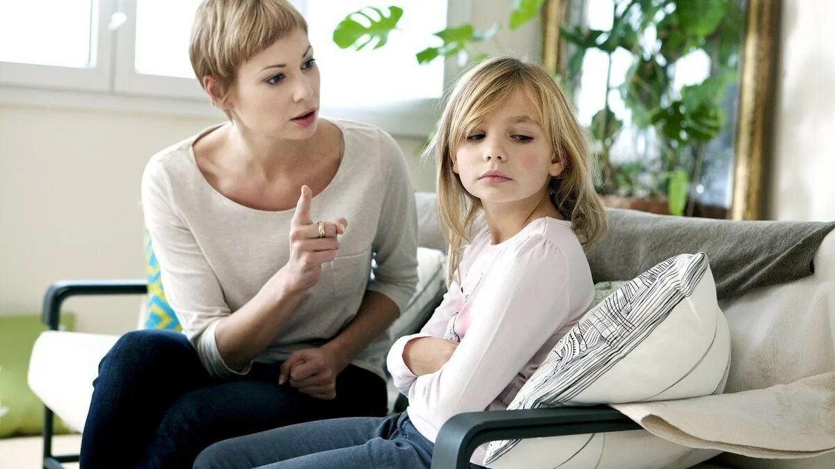 Девочка с мамой закрывают глаза. Зрелые группа в квартире. Тетя учит девочку. Строгие родители. Мать с ребенком.