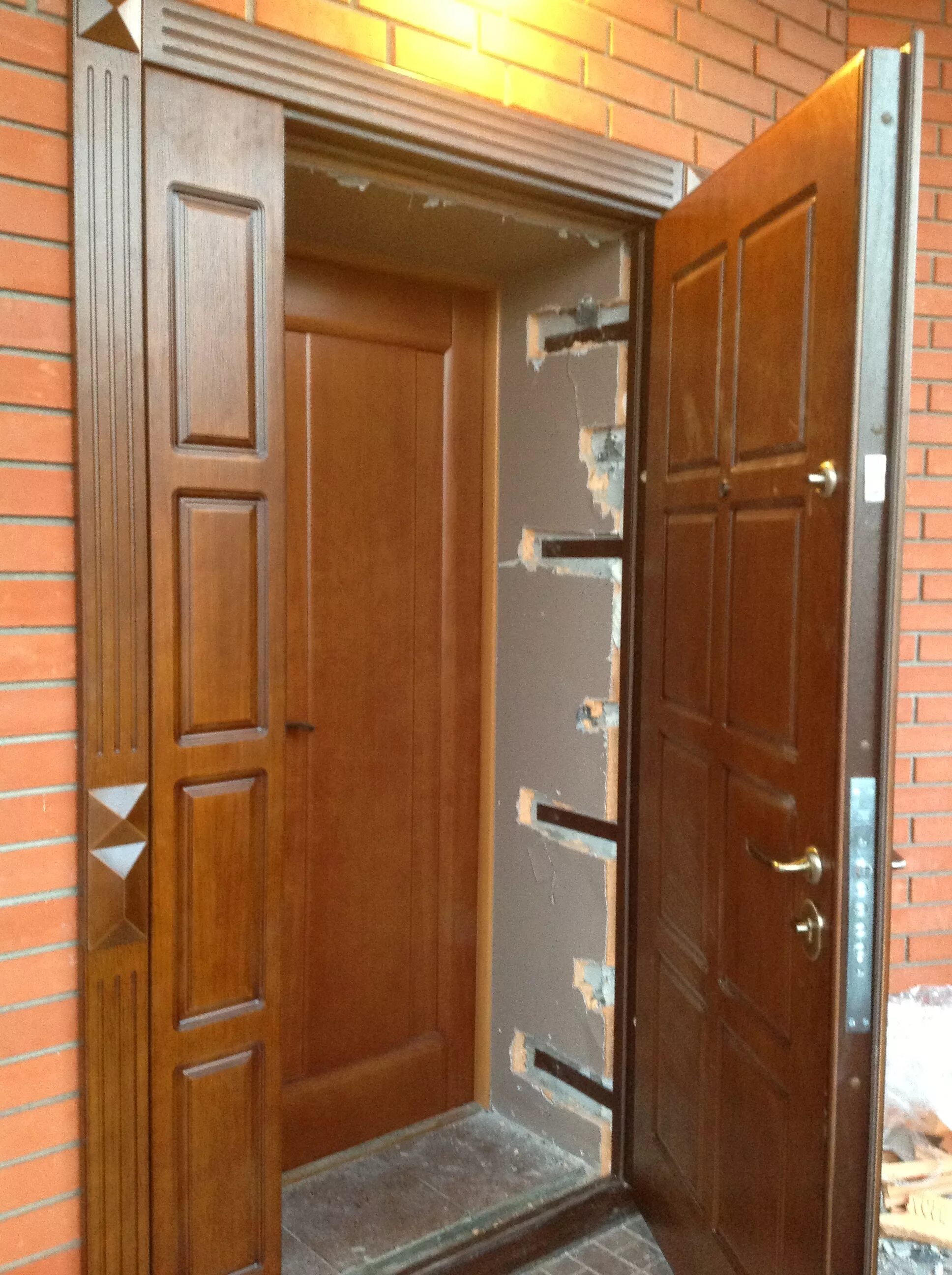 Вторые входные двери в квартиру. Вторая входная дверь. Двойная дверь входная. Дверь в тамбур. Двойная входная дверь в частный.