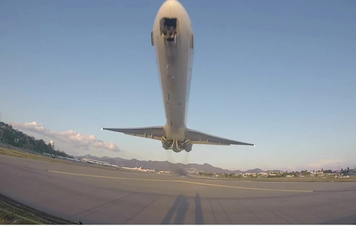 Почему шумит самолет. Md 80. гул самолета картинка. take off close. ai takeoff close.