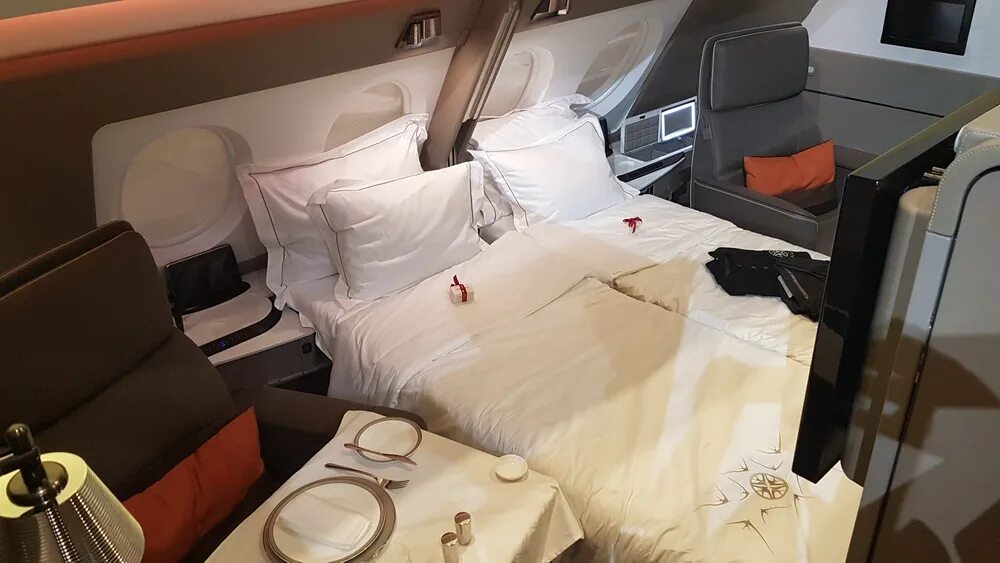 First class купить. Concorde Singapore Airlines салон. Singapore Airlines внутри. Concorde Singapore Airlines внутри. Emirates Airlines бизнес класс разложенная кровать.