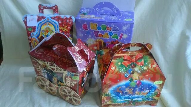 Подарки находка. Новогодние коробки для конфет. Коробки для новогодних подарков детям. Подарочные коробки для конфет на новый год. Новогодняя упаковка для конфет.