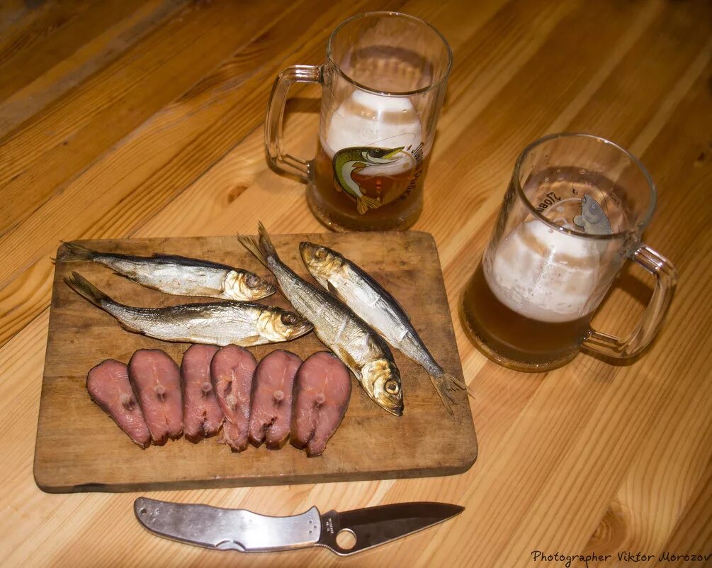 После рыбалки в баню. Пиво в бане. Пиво с рыбой на столе. Баня пиво рыба. Пиво рыбка баня.