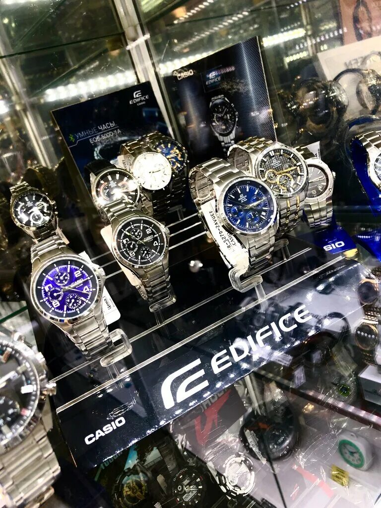 Универмаг москва часовой. Часовой салон. Часы магазин. Часы магазин. Какие магазины часов работают.